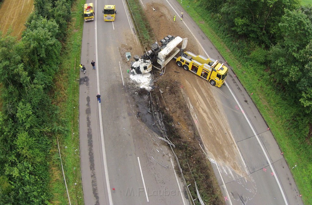 LKW umgestuerzt A 1 Rich Saarbruecken P180.JPG